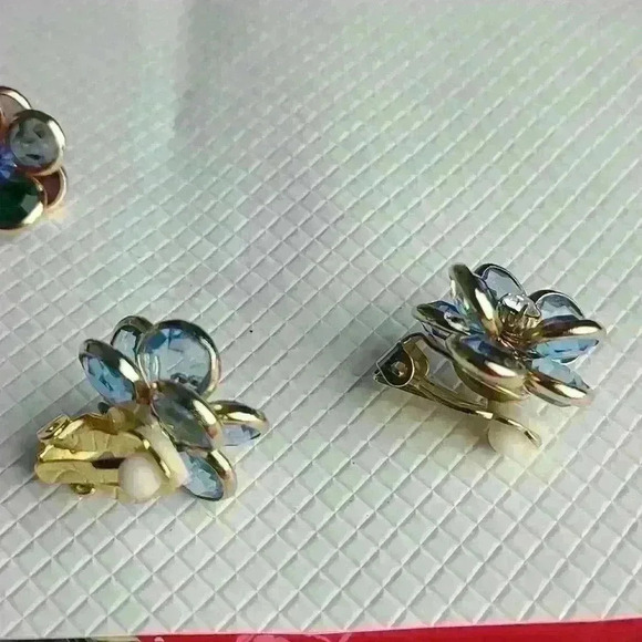 2/$85 Vintage Gold-toned colorful 3D crystal flowers clip on earrings bundle - Picture 6 of 11